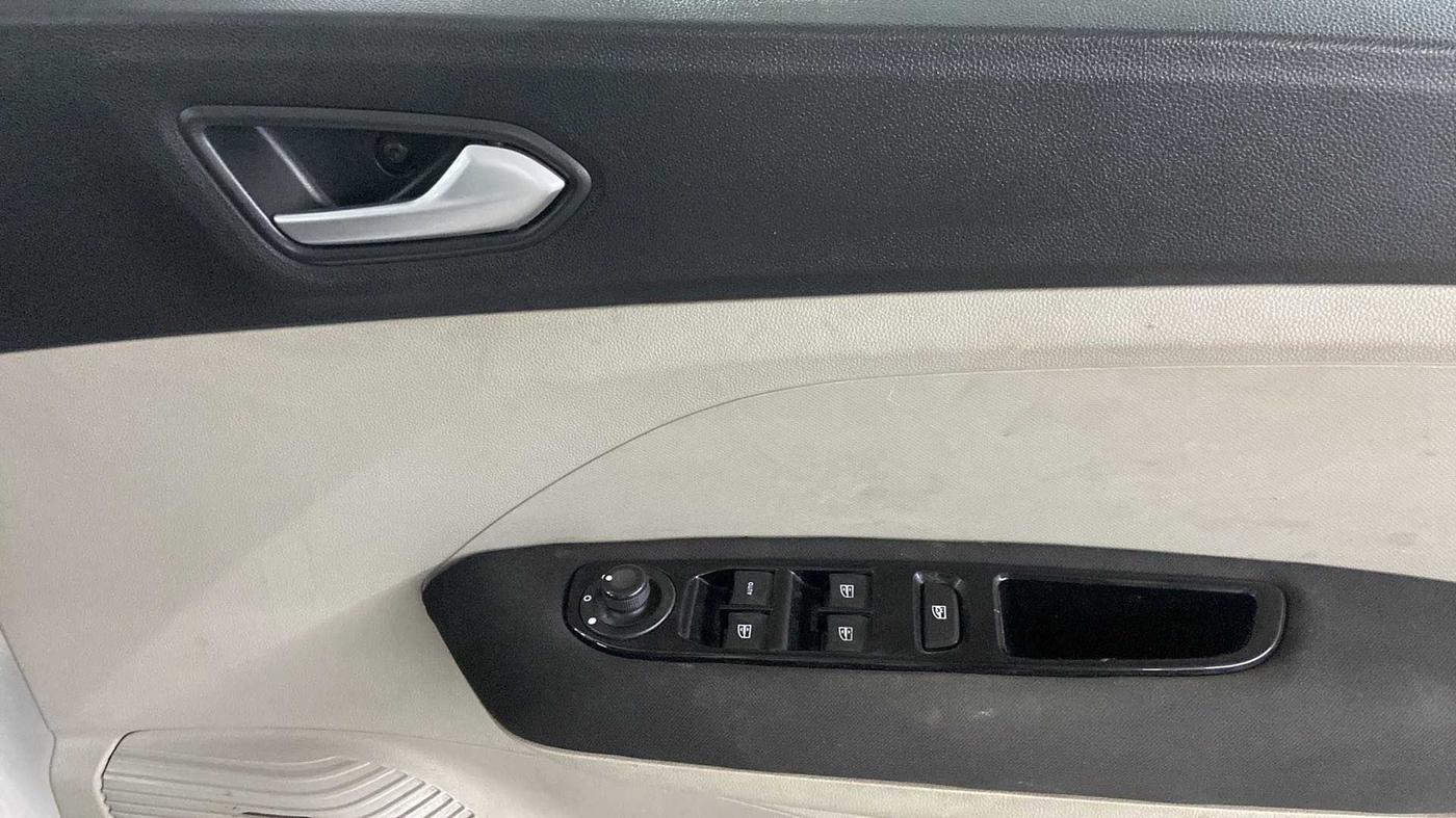 2019 Renault TRIBER RXZ, Petrol, Manual, 30,714 km, Driver Side Door Panels Control
