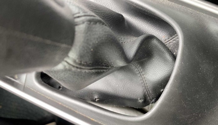 2019 Maruti Baleno ALPHA PETROL 1.2, Petrol, Manual, 28,406 km, Gear lever - Boot cover slightly torn