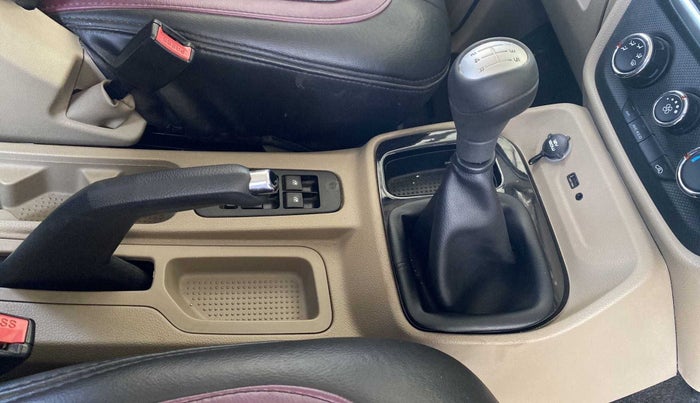 2017 Mahindra TUV300 T8, Diesel, Manual, 52,602 km, Gear Lever