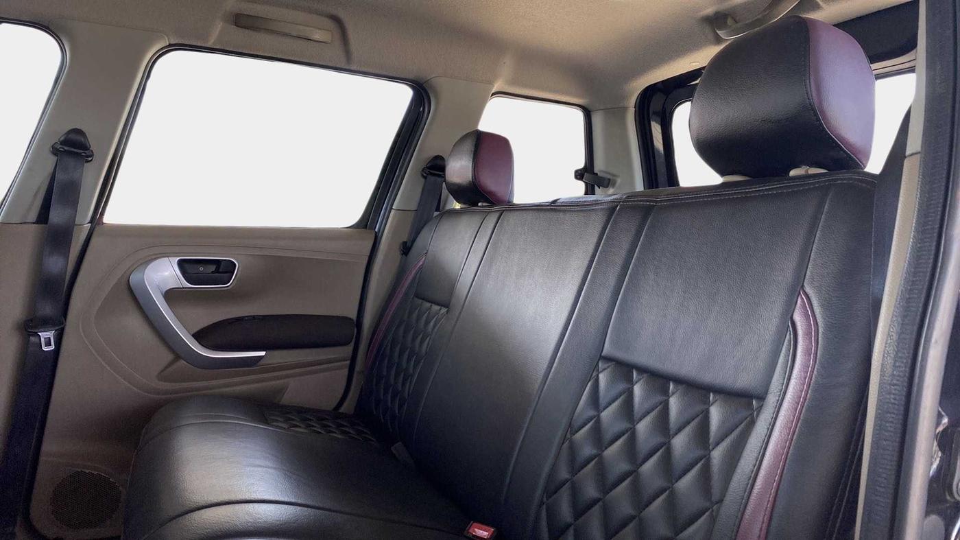 2017 Mahindra TUV300 T8, Diesel, Manual, 52,602 km, Right Side Rear Door Cabin
