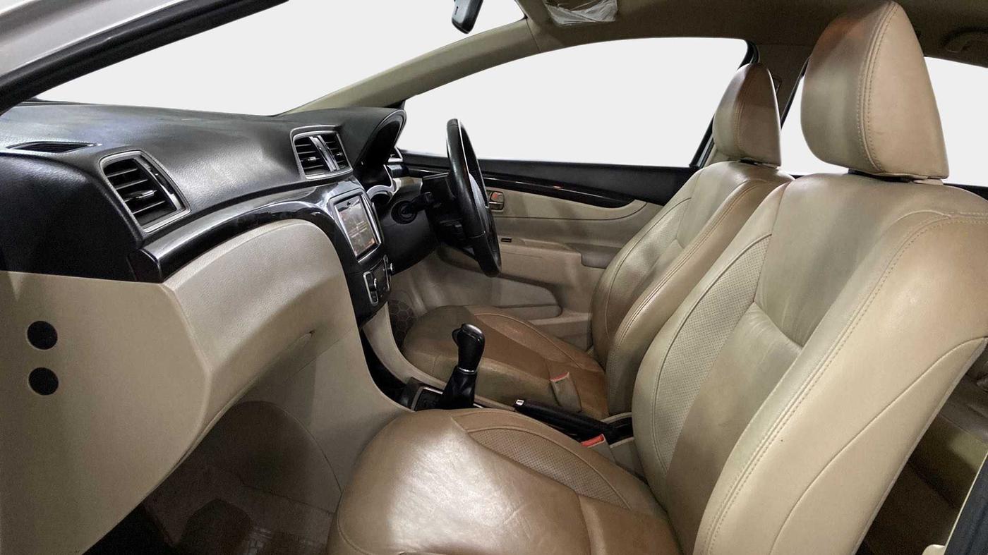2016 Maruti Ciaz ZXI+ AT, Petrol, Automatic, 37,999 km, Right Side Front Door Cabin