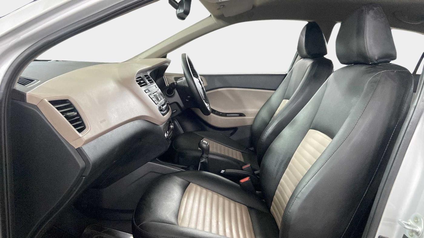 2016 Hyundai Elite i20 SPORTZ 1.2, Petrol, Manual, 24,235 km, Right Side Front Door Cabin