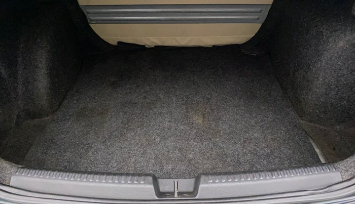 2017 Volkswagen Vento HIGHLINE 1.5 AT, Diesel, Automatic, 86,403 km, Boot Inside