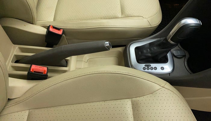 2017 Volkswagen Vento HIGHLINE 1.5 AT, Diesel, Automatic, 86,403 km, Gear Lever