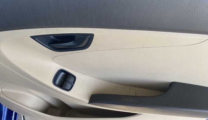 2014 Hyundai Eon MAGNA +, Petrol, Manual, 1,15,292 km, Driver Side Door Panels Control