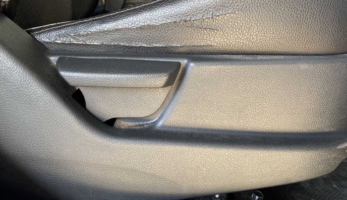 2014 Hyundai Eon MAGNA +, Petrol, Manual, 1,15,292 km, Driver Side Adjustment Panel