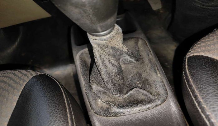 2014 Hyundai Eon MAGNA +, Petrol, Manual, 1,15,292 km, Gear lever - Boot cover slightly torn