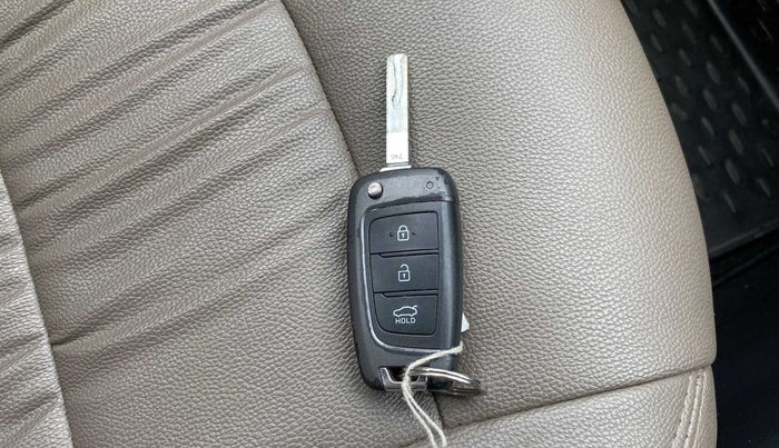 2017 Hyundai Verna 1.6 VTVT SX, Petrol, Manual, 37,789 km, Key Close Up