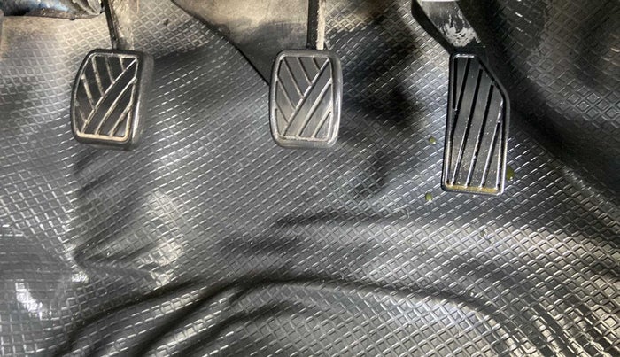 2015 Maruti Swift VXI, Petrol, Manual, 61,700 km, Pedals