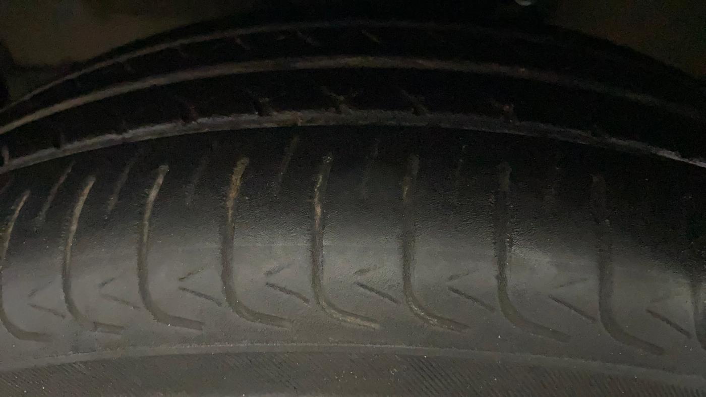 2013 Maruti A Star VXI (ABS) AT, Petrol, Automatic, 51,990 km, Left Front Tyre Tread