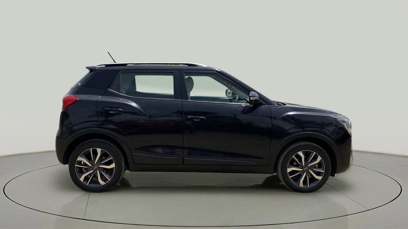 2019 Mahindra XUV300 W8 (O) 1.5 DIESEL, Diesel, Manual, 1,16,573 km, Right Side View