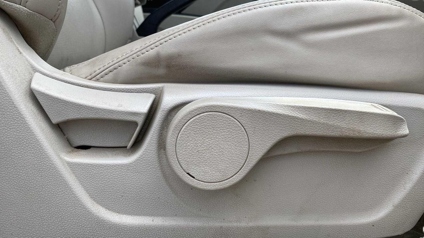 2019 Mahindra XUV300 W8 (O) 1.5 DIESEL, Diesel, Manual, 1,16,573 km, Driver Side Adjustment Panel