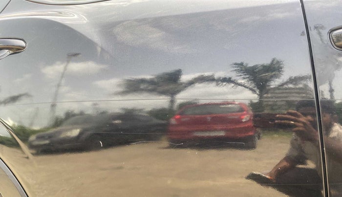 2019 Mahindra XUV300 W8 (O) 1.5 DIESEL, Diesel, Manual, 1,16,573 km, Right rear door - Minor scratches