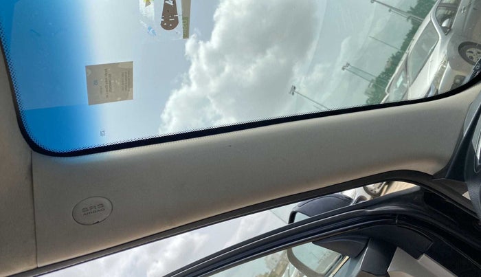 2019 Mahindra XUV300 W8 (O) 1.5 DIESEL, Diesel, Manual, 1,16,573 km, Left A pillar - Trim cover damaged