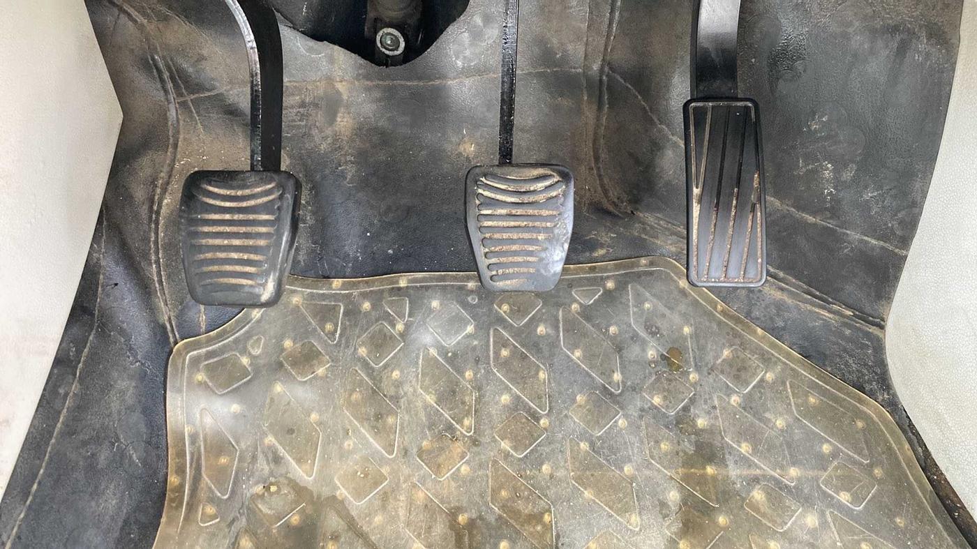 2019 Mahindra XUV300 W8 (O) 1.5 DIESEL, Diesel, Manual, 1,16,573 km, Pedals