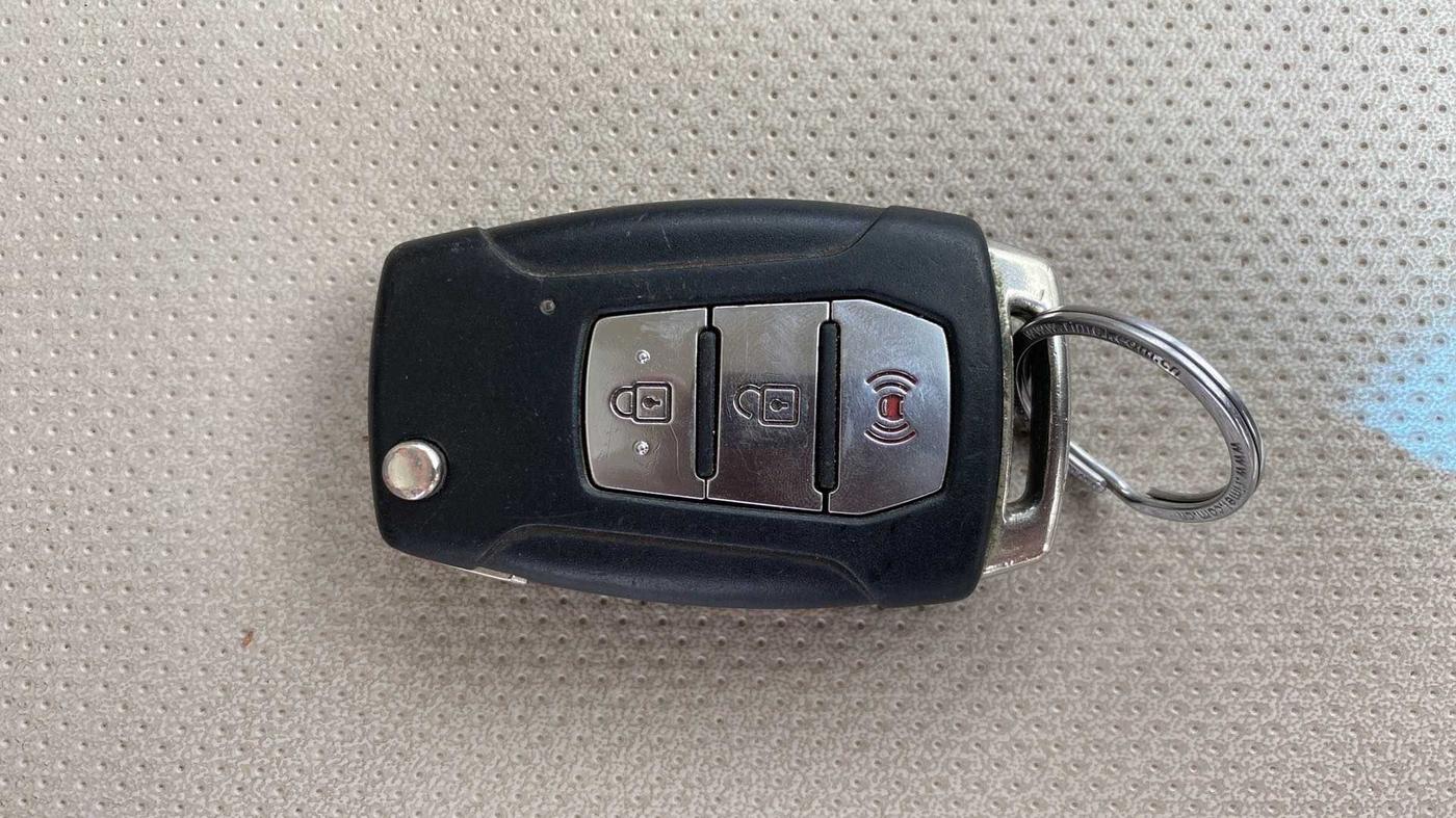 2019 Mahindra XUV300 W8 (O) 1.5 DIESEL, Diesel, Manual, 1,16,573 km, Key Close Up