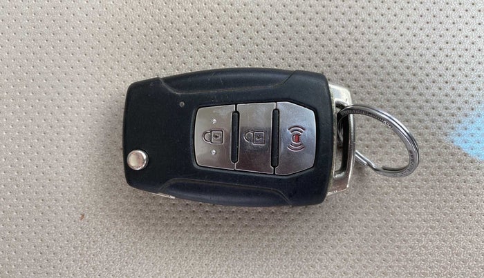 2019 Mahindra XUV300 W8 (O) 1.5 DIESEL, Diesel, Manual, 1,16,573 km, Key Close Up