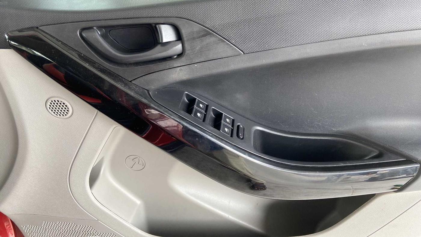 2018 Tata NEXON XT PETROL, Petrol, Manual, 55,626 km, Driver Side Door Panels Control