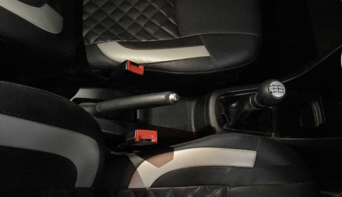 2017 Maruti Swift VXI, CNG, Manual, 85,416 km, Gear Lever