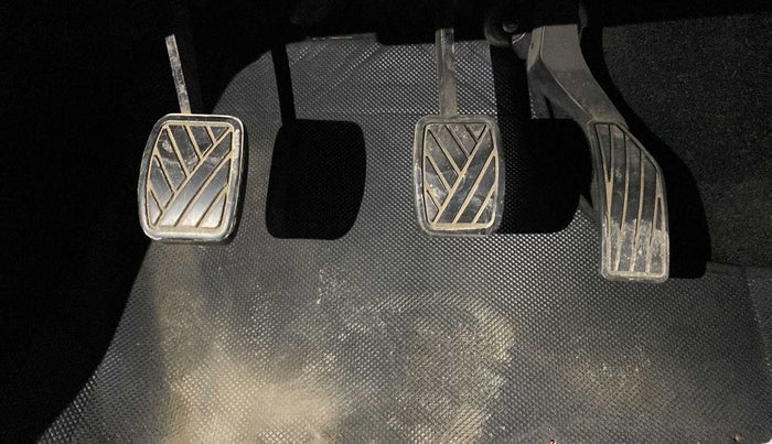 2017 Maruti Swift VXI, CNG, Manual, 85,416 km, Pedals