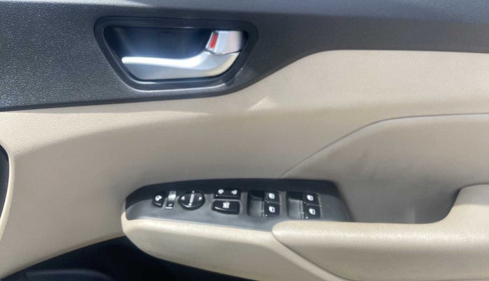 2018 Hyundai Verna 1.6 VTVT SX (O) AT, Petrol, Automatic, 63,115 km, Driver Side Door Panels Control