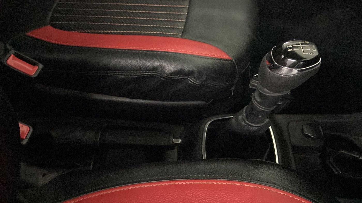 2019 Renault Kwid RXT 1.0 (O), Petrol, Manual, 3,646 km, Gear Lever