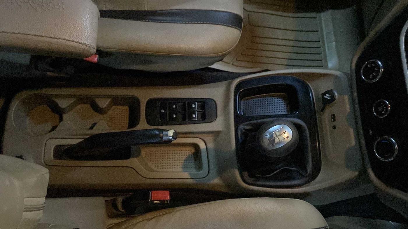 2016 Mahindra TUV300 T8, Diesel, Manual, 54,567 km, Gear Lever