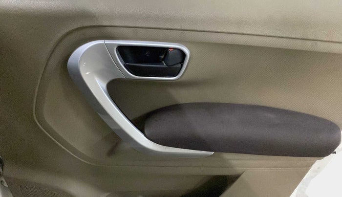 2016 Mahindra TUV300 T8, Diesel, Manual, 54,567 km, Driver Side Door Panels Control