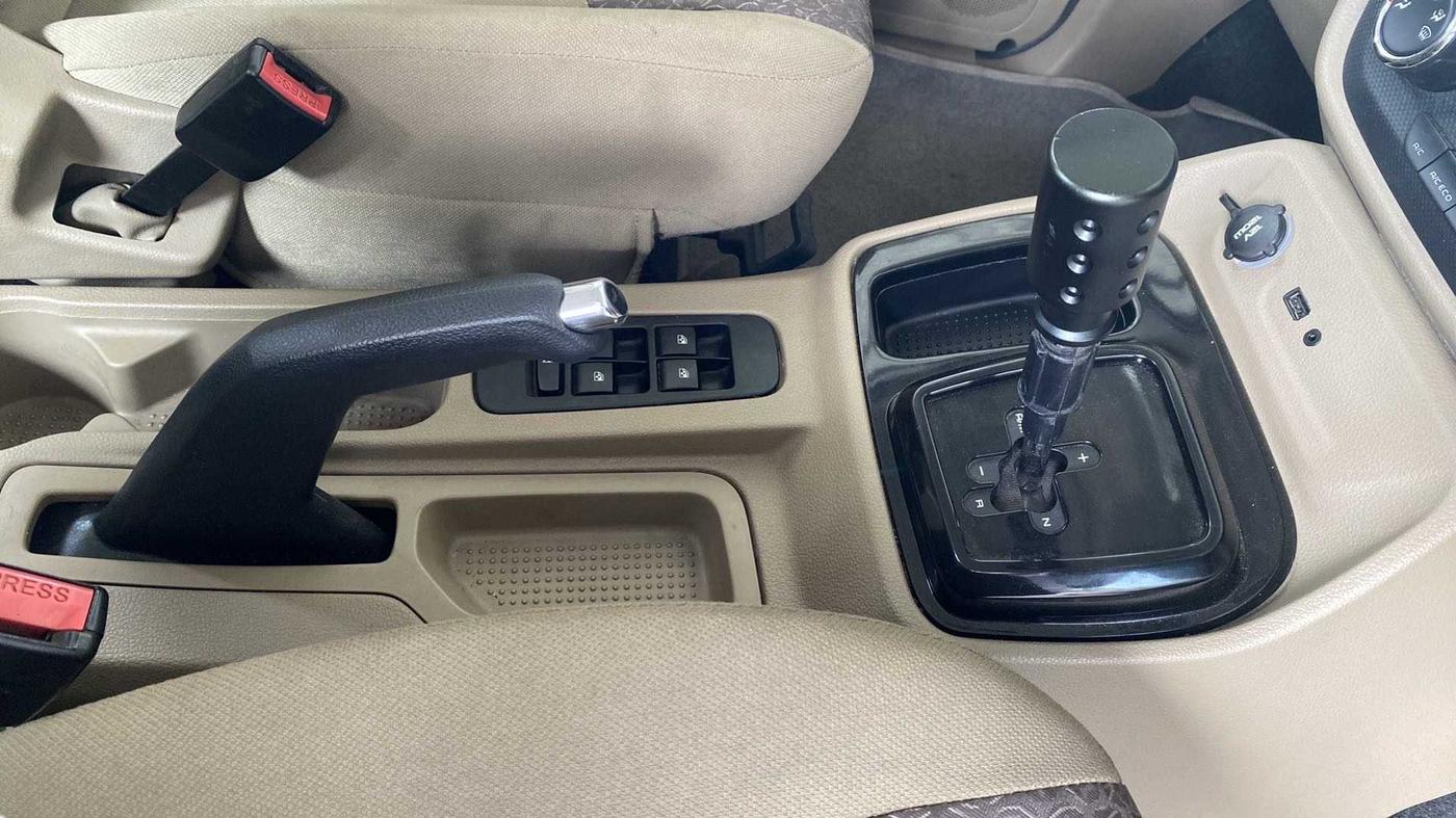2016 Mahindra TUV300 T8 AMT, Diesel, Automatic, 6,807 km, Gear Lever