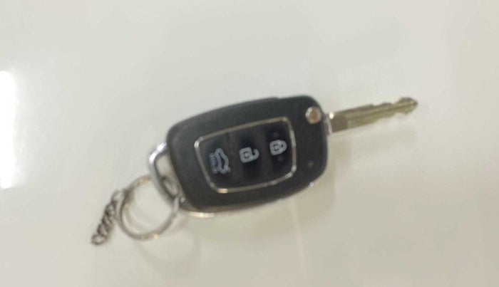 2018 Hyundai Xcent SX 1.2, Petrol, Manual, 49,214 km, Key Close Up