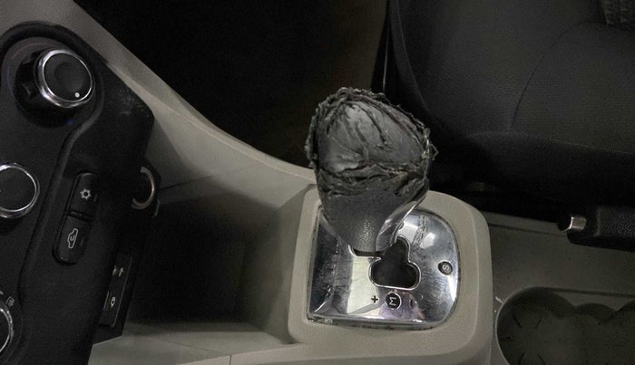 2018 Tata Tiago XZA PETROL, Petrol, Automatic, 33,053 km, Gear lever - Knob cover torn