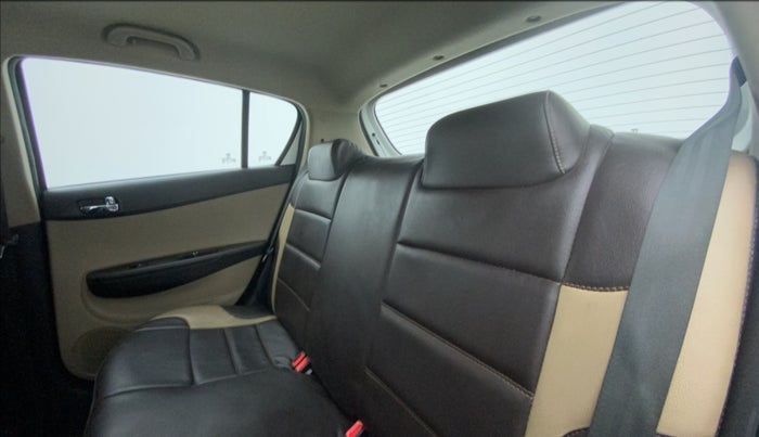 2014 Hyundai i20 MAGNA (O) 1.2, Petrol, Manual, 1,19,759 km, Right Side Rear Door Cabin