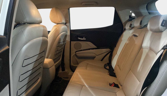 2021 Mahindra XUV300 W8 (O) 1.2 PETROL AMT, Petrol, Automatic, 21,041 km, Right Side Rear Door Cabin