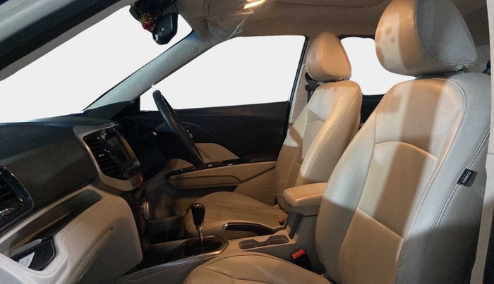 2021 Mahindra XUV300 W8 (O) 1.2 PETROL AMT, Petrol, Automatic, 21,041 km, Right Side Front Door Cabin