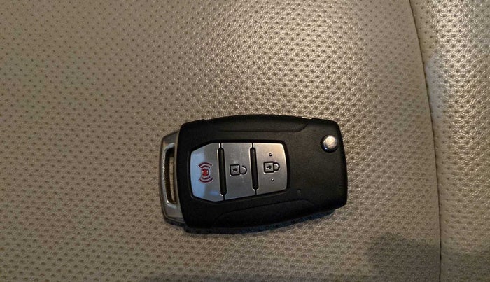 2021 Mahindra XUV300 W8 (O) 1.2 PETROL AMT, Petrol, Automatic, 21,041 km, Key Close Up
