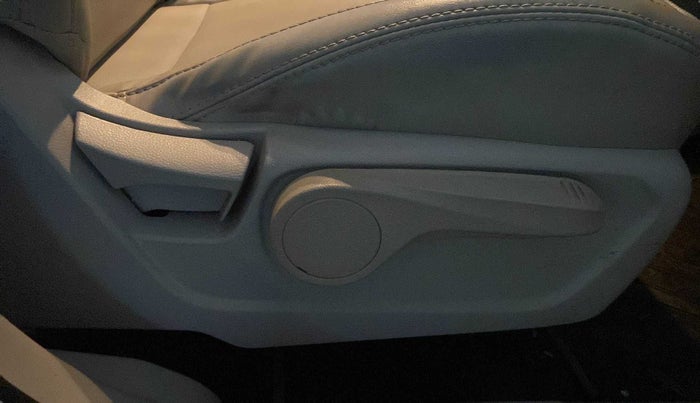 2021 Mahindra XUV300 W8 (O) 1.2 PETROL AMT, Petrol, Automatic, 21,041 km, Driver Side Adjustment Panel