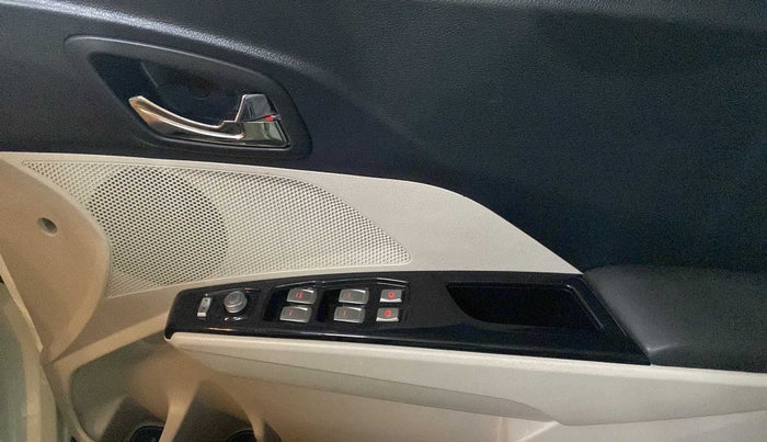 2021 Mahindra XUV300 W8 (O) 1.2 PETROL AMT, Petrol, Automatic, 21,041 km, Driver Side Door Panels Control