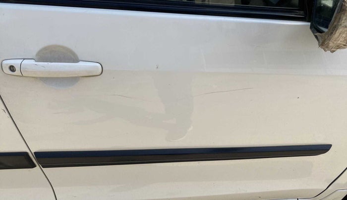 2014 Maruti Ertiga ZDI, Diesel, Manual, 1,00,227 km, Driver-side door - Minor scratches