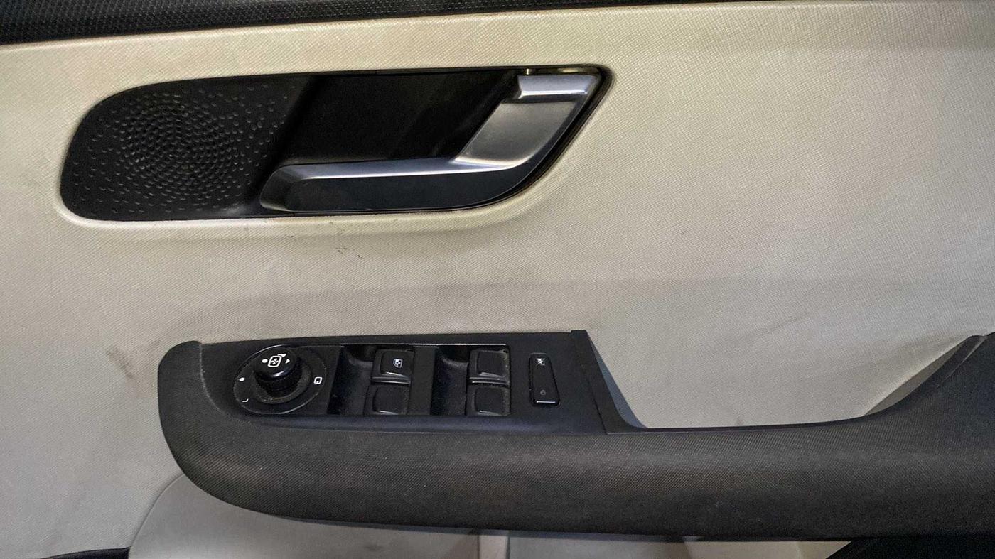 2021 Tata ALTROZ XZ DIESEL, Diesel, Manual, 60,735 km, Driver Side Door Panels Control