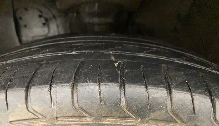 2016 Hyundai Elite i20 SPORTZ 1.2, Petrol, Manual, 1,05,342 km, Left Front Tyre Tread