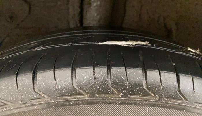 2016 Hyundai Elite i20 SPORTZ 1.2, Petrol, Manual, 1,05,342 km, Right Rear Tyre Tread