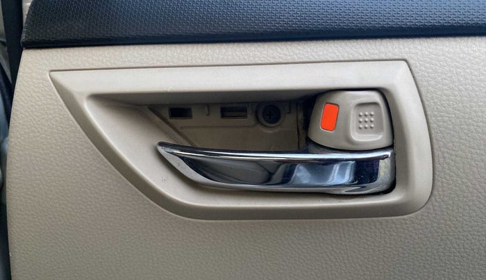 2014 Maruti Swift Dzire VXI, Petrol, Manual, 84,318 km, Right rear door - Trim has minor damage