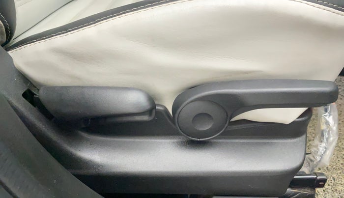 2021 Toyota URBAN CRUISER PREMIUM GRADE AT DUAL TONE, Petrol, Automatic, 25,448 km, Driver Side Adjustment Panel