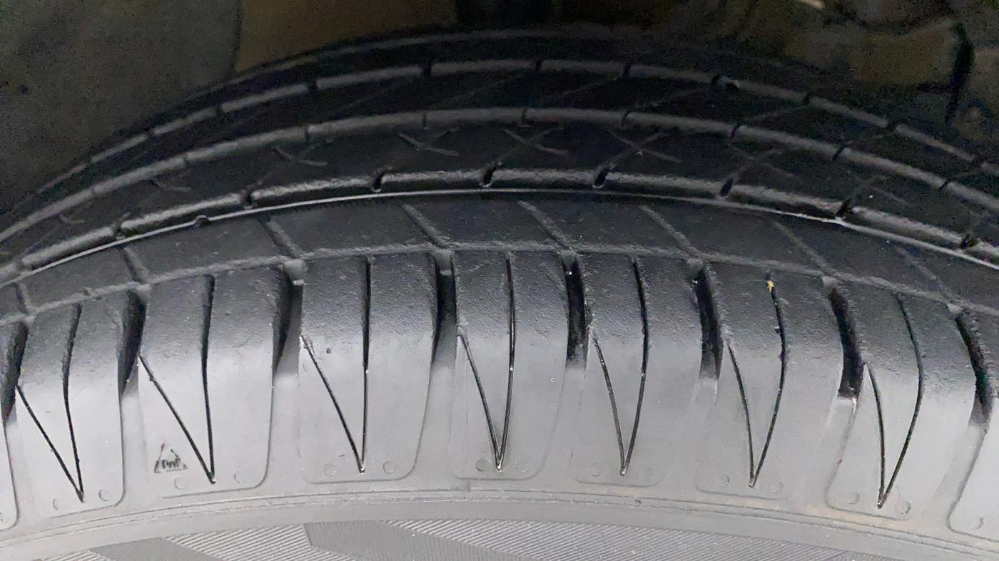 2021 Toyota URBAN CRUISER PREMIUM GRADE AT DUAL TONE, Petrol, Automatic, 25,448 km, Right Front Tyre Tread