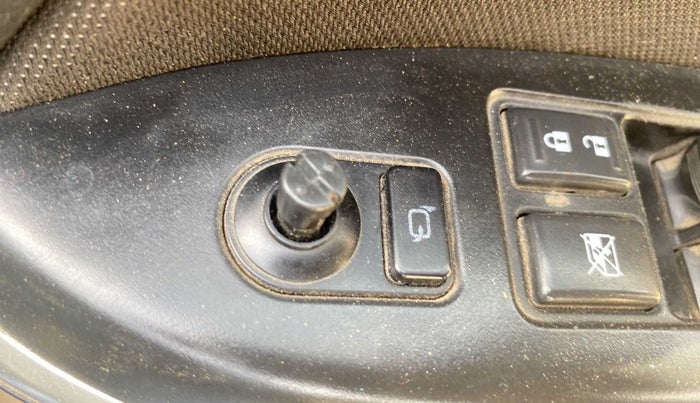 2018 Maruti Baleno DELTA PETROL 1.2, Petrol, Manual, 95,745 km, Right rear-view mirror - ORVM switch has minor damage