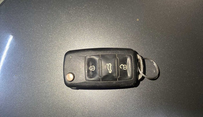 2013 Volkswagen Polo COMFORTLINE 1.2L PETROL, Petrol, Manual, 1,20,103 km, Key Close Up