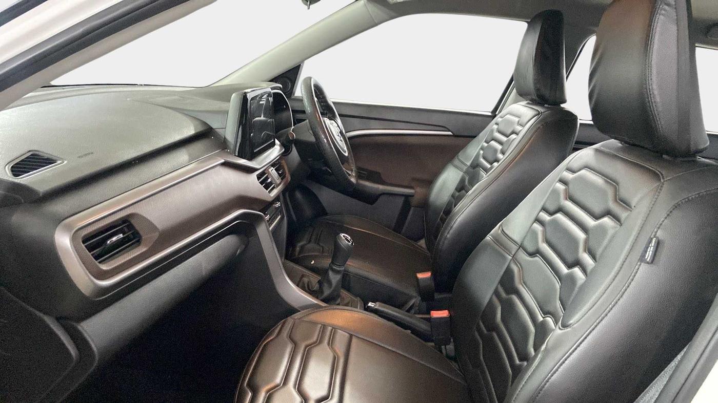2022 Maruti BREZZA ZXI + SMART HYBRID, Petrol, Manual, 26,591 km, Right Side Front Door Cabin
