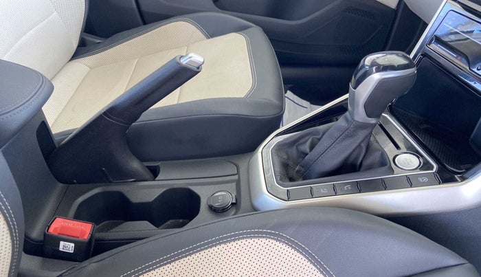 2022 Volkswagen VIRTUS TOPLINE TSI 1.0 AT, Petrol, Automatic, 2,982 km, Gear Lever