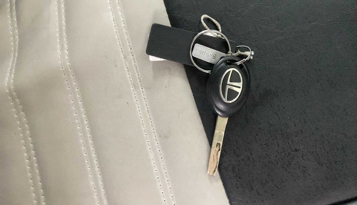 2021 Tata Tiago XE PETROL, Petrol, Manual, 39,405 km, Key Close Up
