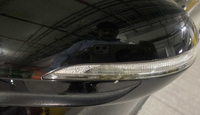2019 Hyundai New Elantra 2.0 SX(O) AT PETROL, Petrol, Automatic, 43,333 km, Left rear-view mirror - Indicator light has minor damage